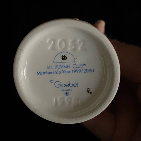 Goebel Hummel Collectors Club "Pigtails" #2052, 1998, Signed - Picture 5 of 6